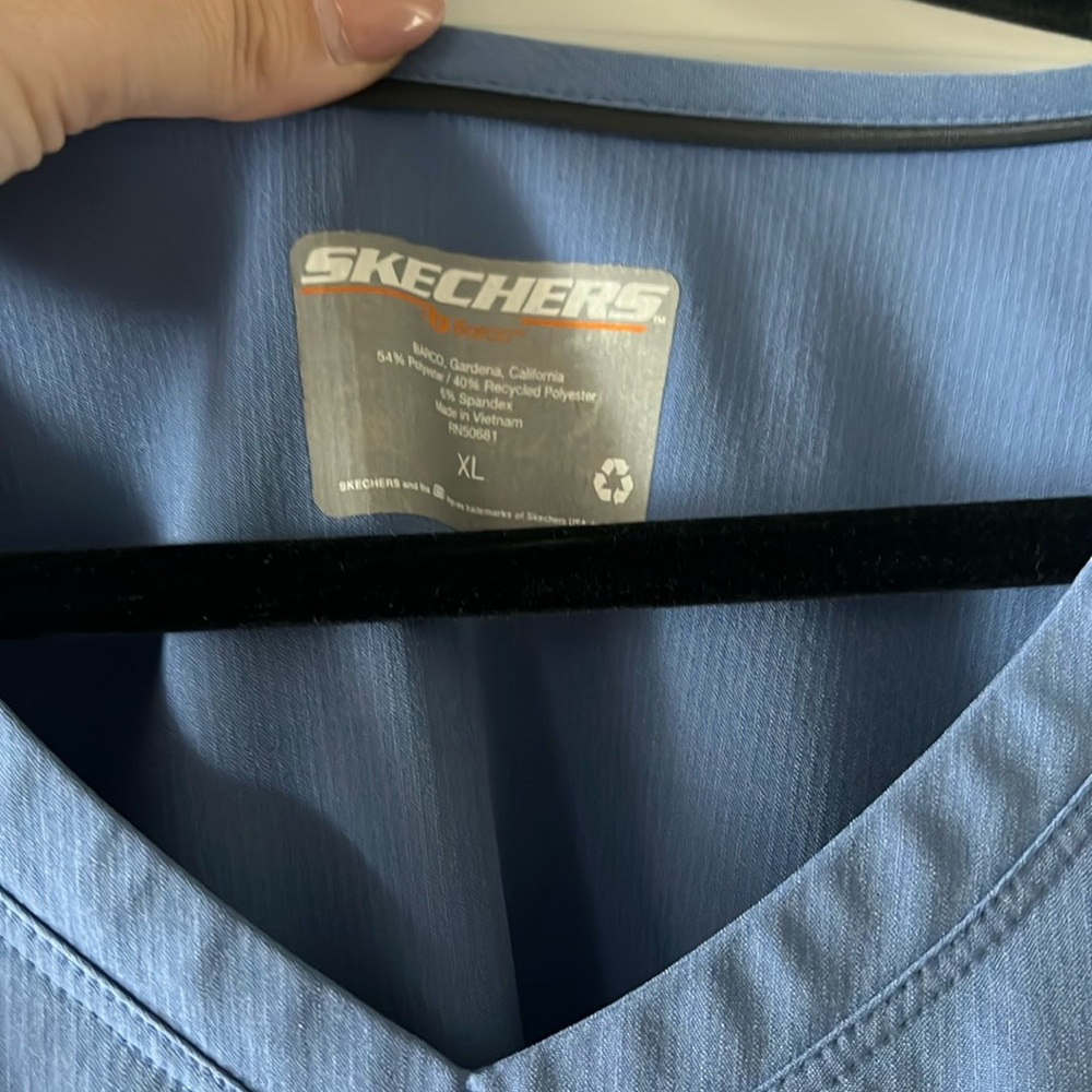 sketchers scrub top